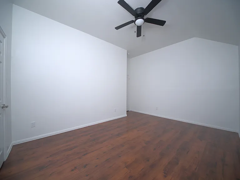 2708 Comanche Trl — Photo 2