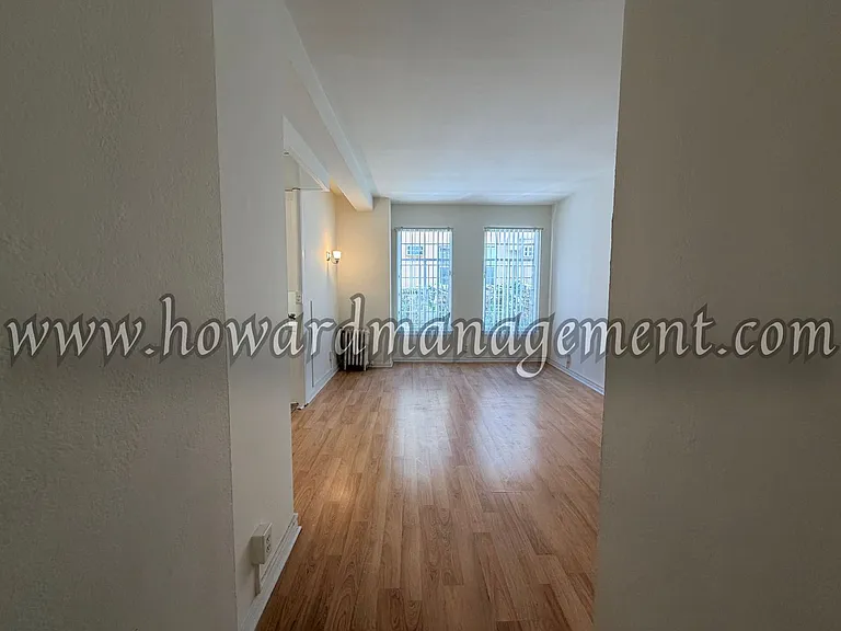 Wilshire Mediterranean Apartments — Photo 10