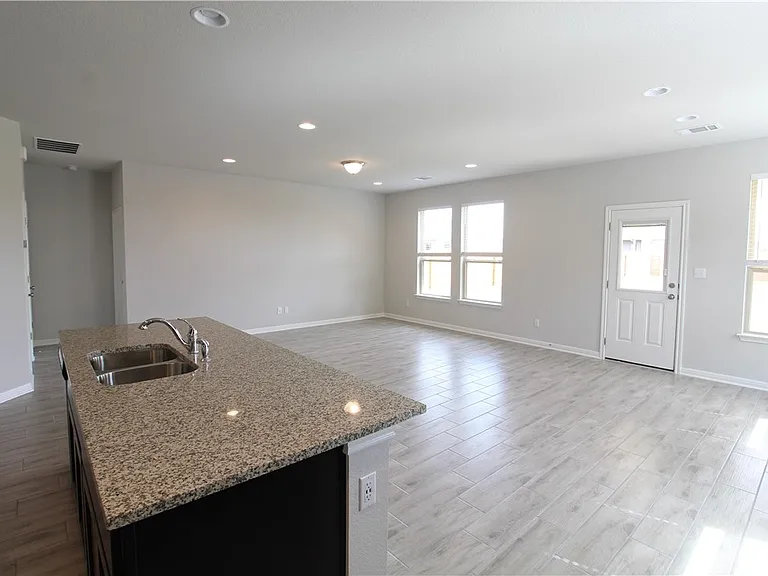 120 Peruvian Ln — Photo 3