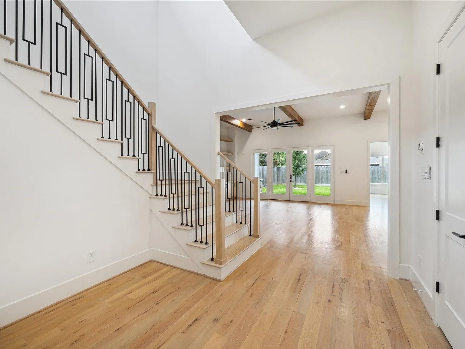 5 bed, 5.5 bath, 4441 sqft, $8,500 — Photo 3