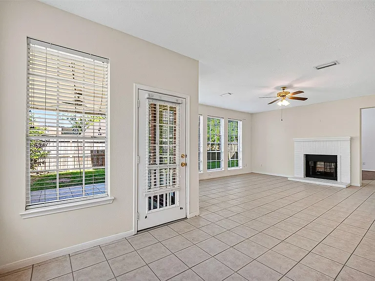 2411 Charter Oaks Ct — Photo 13