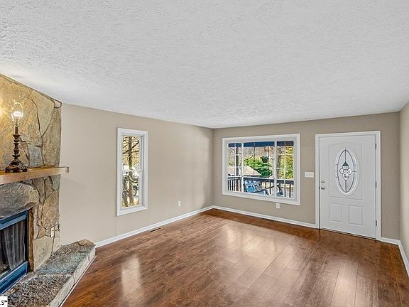 2nd image of 124 Nottingham Ln