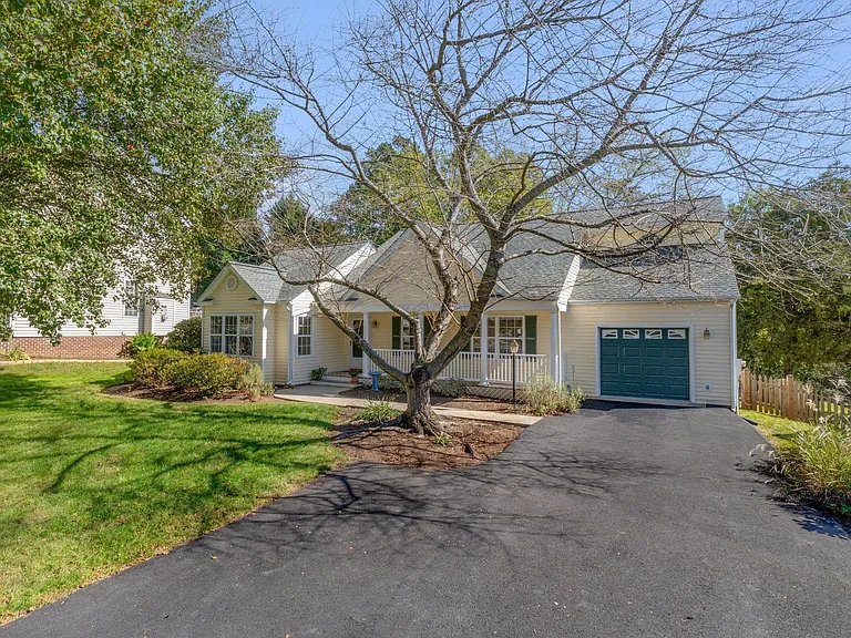1081 Wintergreen Ln — Photo 3