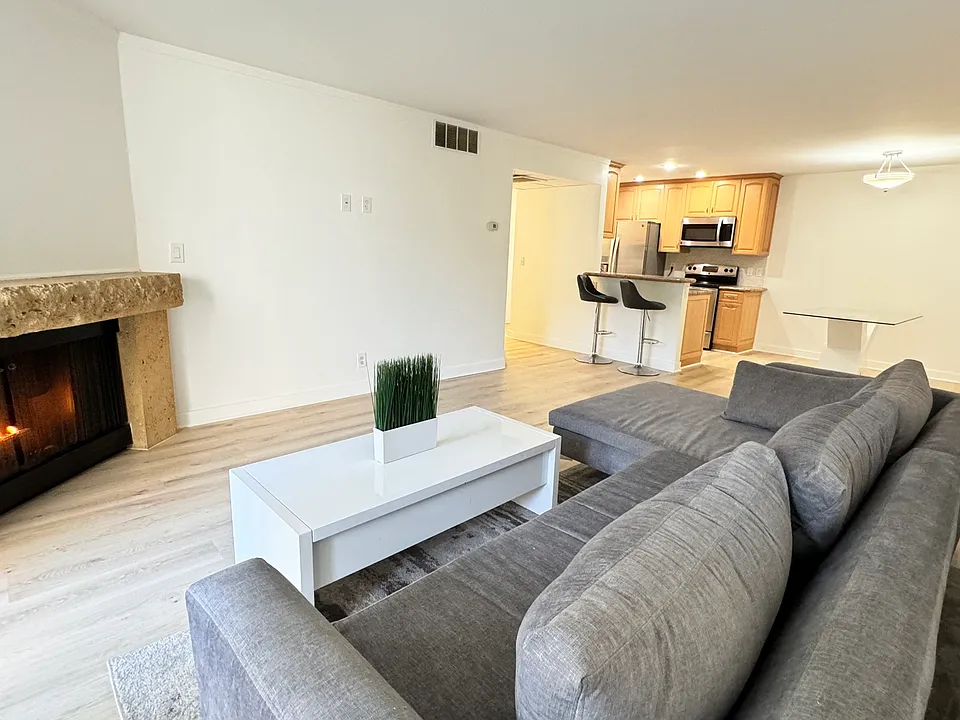 8530 Holloway Dr #102