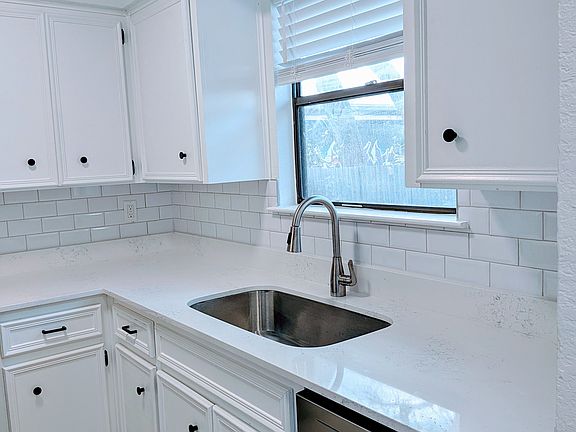 5th image of 905 E 51st St APT 104