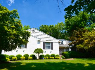 79 Cedar Dr, Great Neck, NY 11021