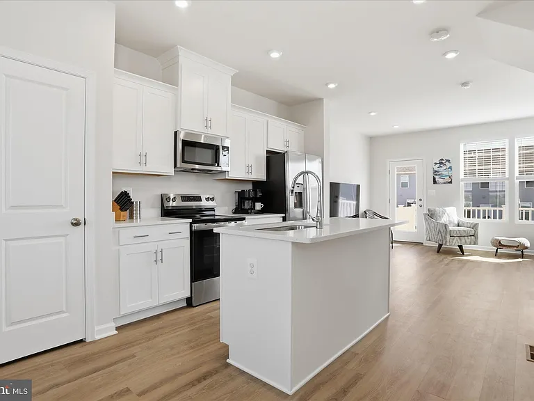 163 Anthem St — Photo 12