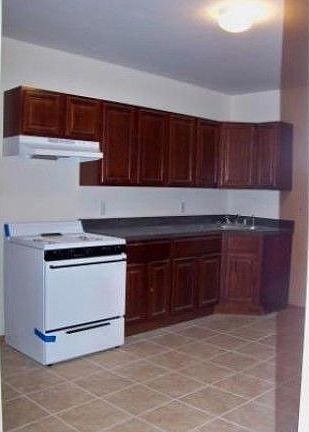 5th image of 662 Ashford St