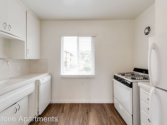 3rd image of 4068 Brant St #2