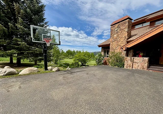 5 bed, 4523 sqft, $12,500 — Photo 3