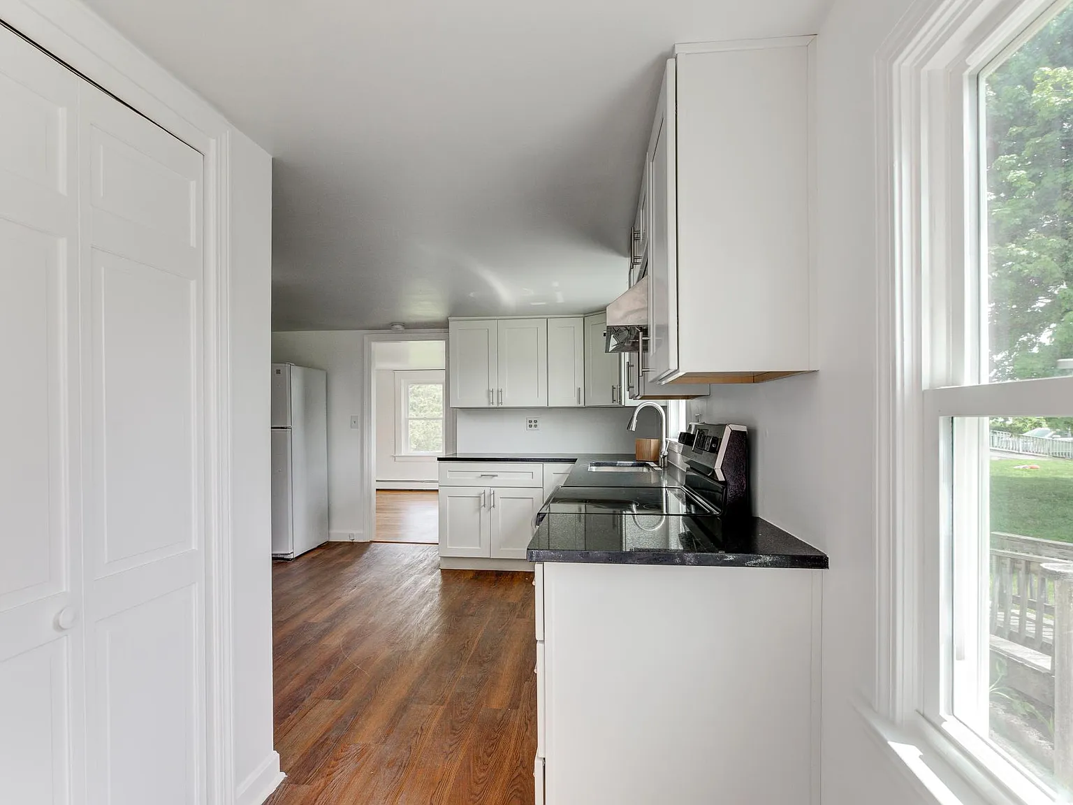 2 bed, 850 sqft, $2,600 — Photo 2