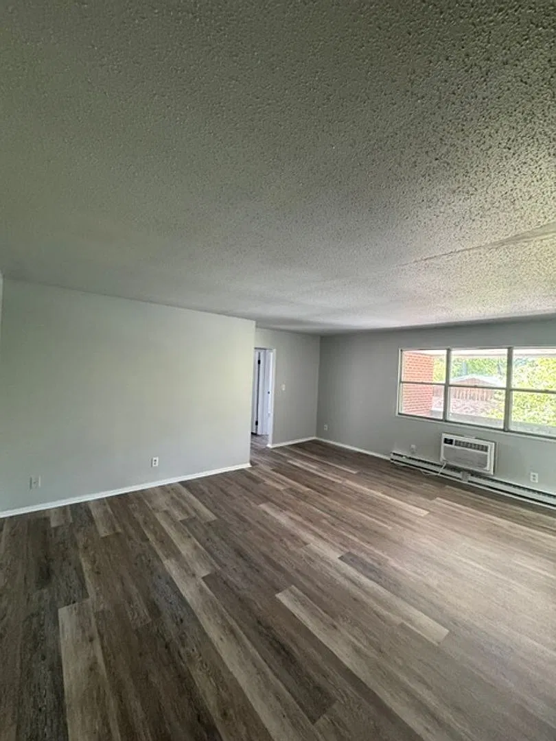 410 Hickory Cir — Photo 3