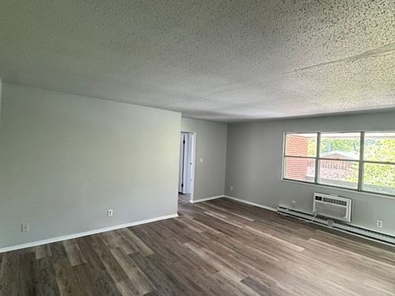3rd image of 410 Hickory Cir #5