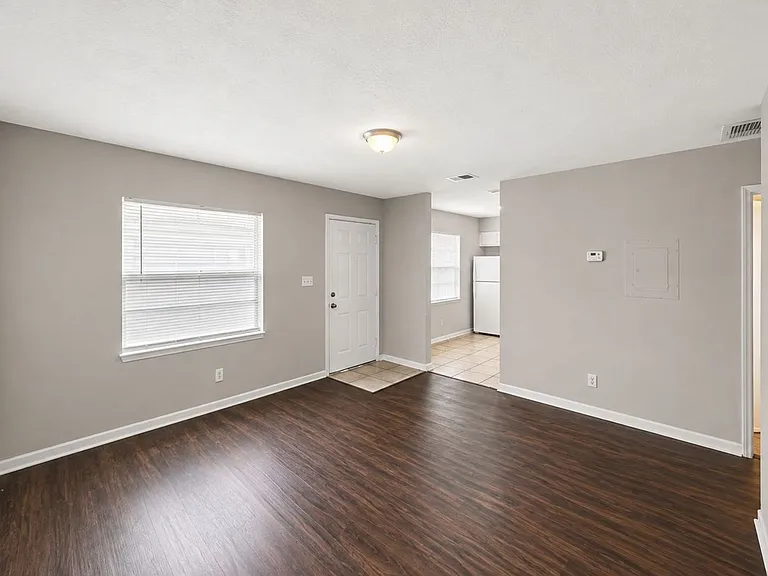 921 E Poinsettia Ave — Photo 3