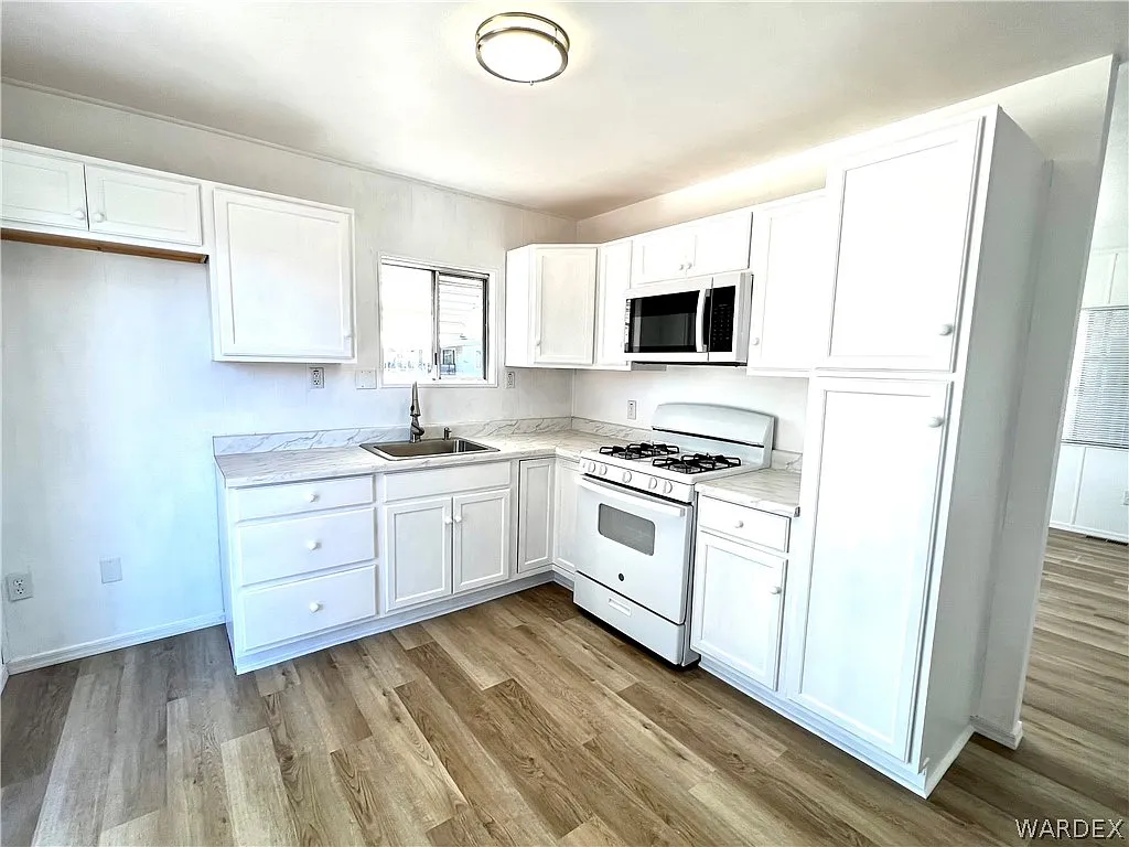 2 bed, 1.0 bath, 967 sqft, $1,295 — Photo 2