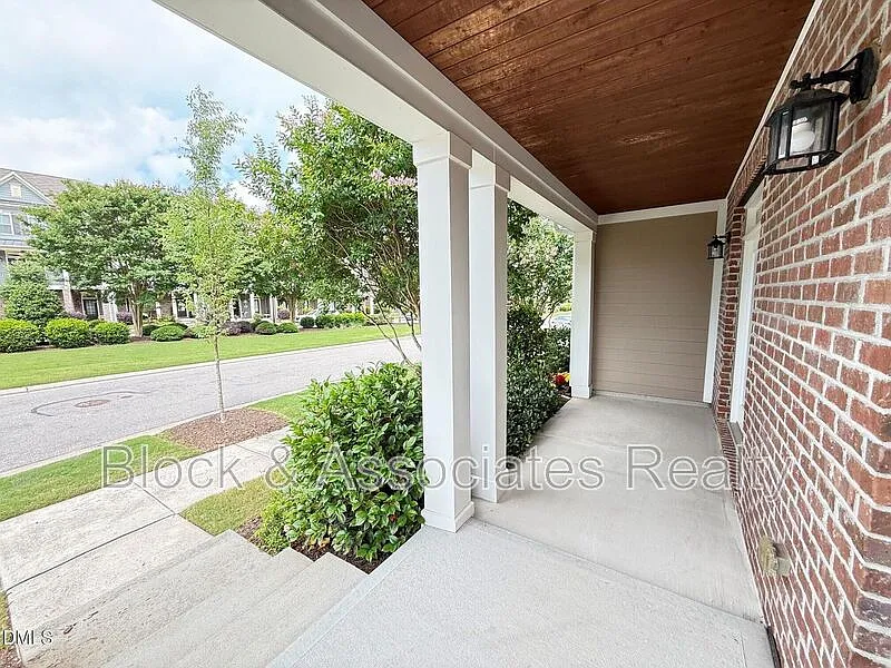 4 bed, 3.5 bath, 2361 sqft, $2,295 — Photo 3