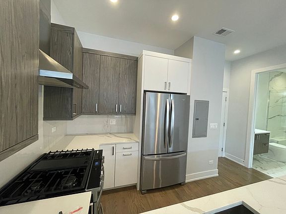 2nd image of 2217 W Madison St #406