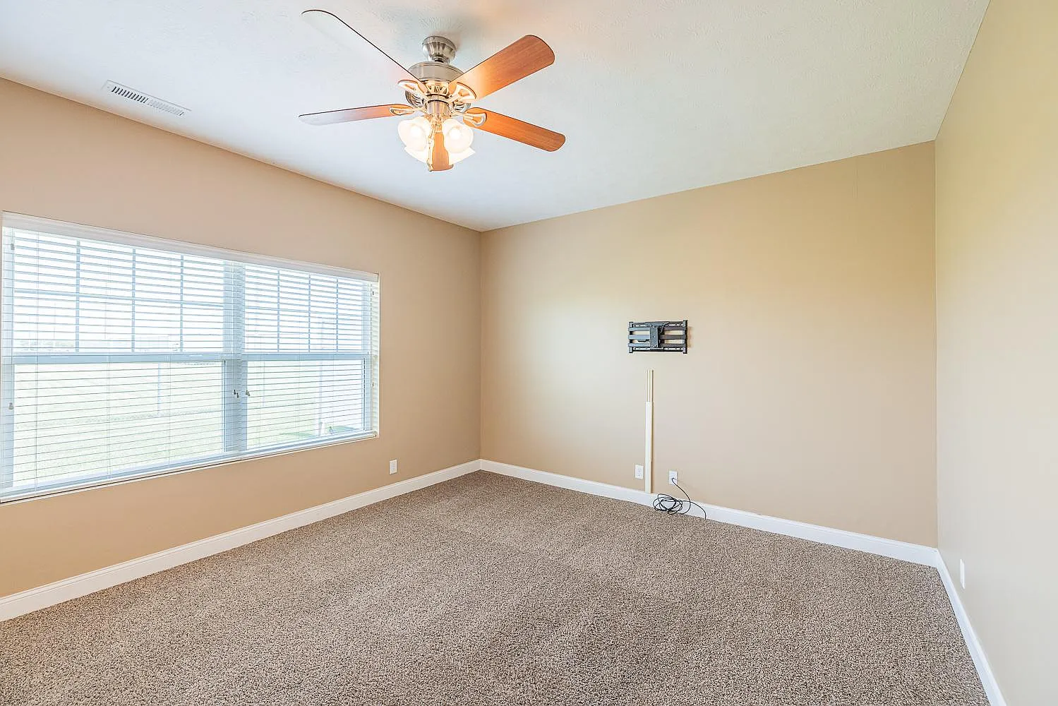 3 bed, 2.5 bath, 1607 sqft, $1,769 — Photo 3