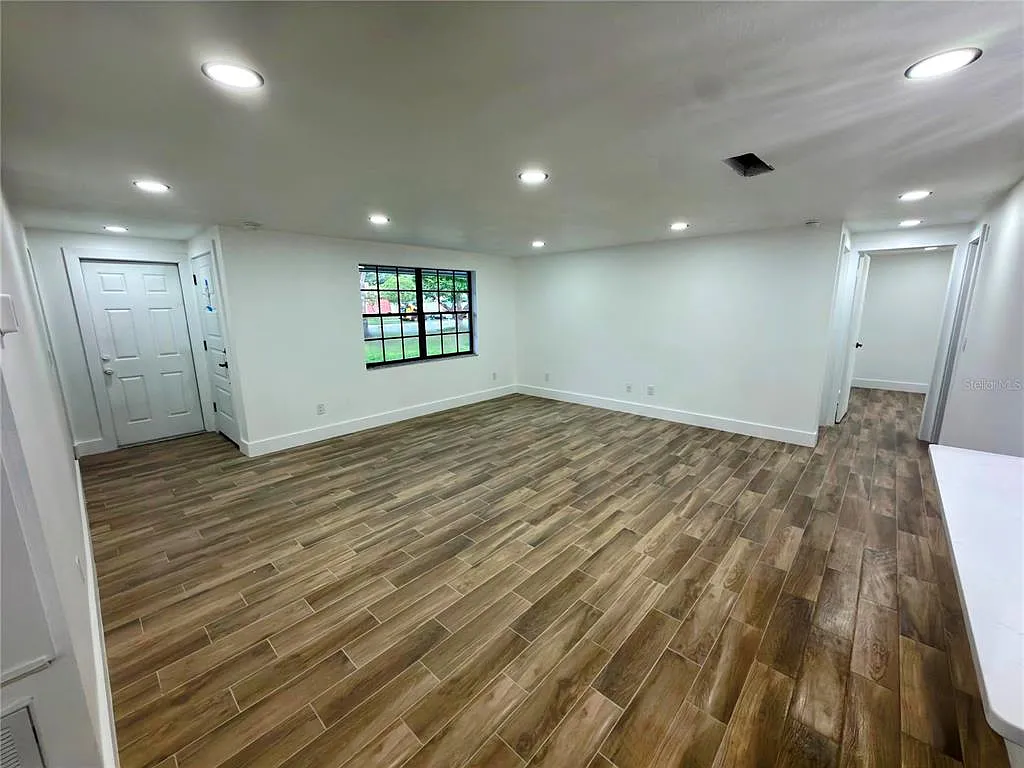3 bed, 2.0 bath, 1432 sqft, $2,300 — Photo 2