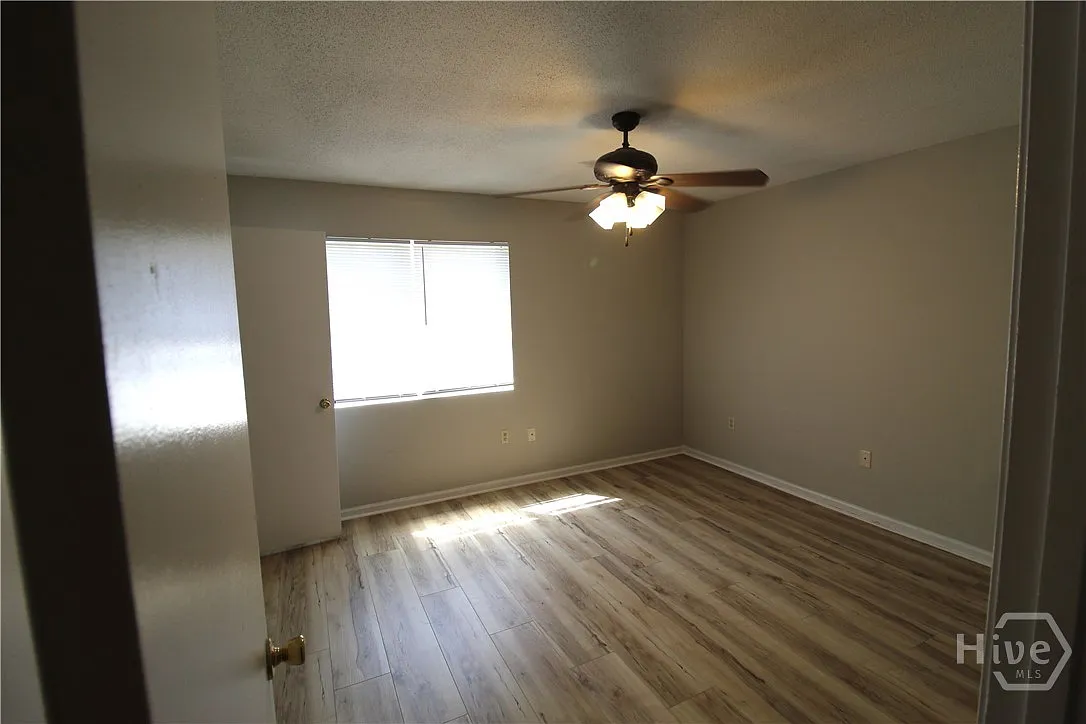 2 bed, 2.5 bath, 1224 sqft, $1,300 — Photo 3