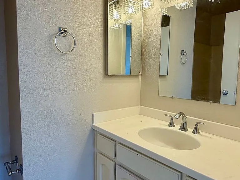 255 E Upjohn Ave — Photo 9