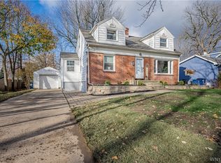 99 Royal Pkwy E, Williamsville, NY 14221