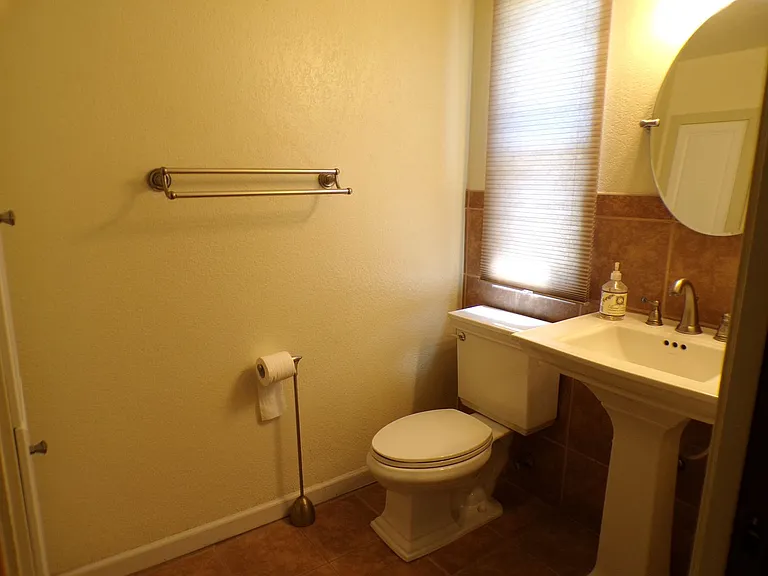 1600 Fairington Ln — Photo 8