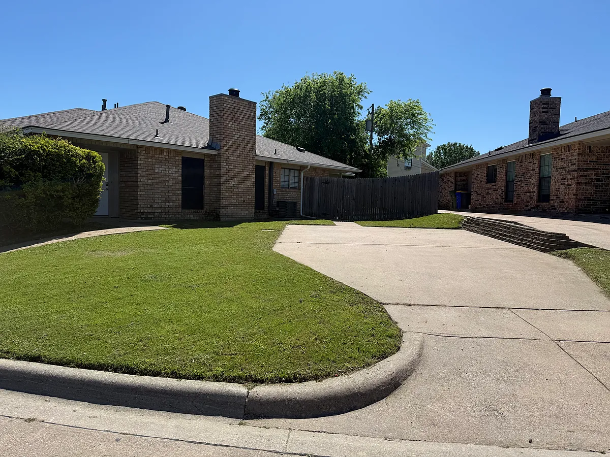 Driveway - 204 Lanham Ct