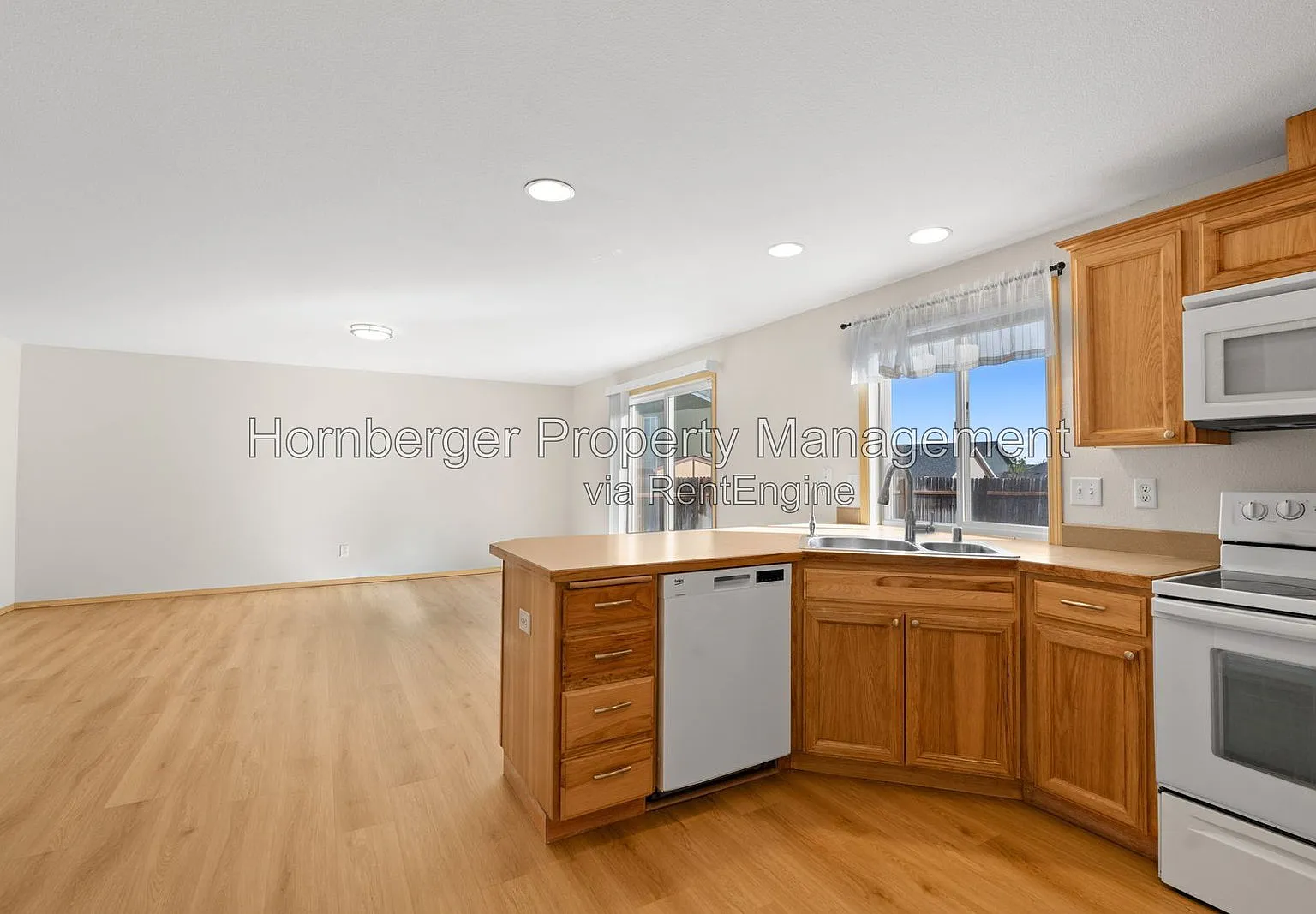 4 bed, 2.5 bath, 2274 sqft, $2,495 — Photo 2