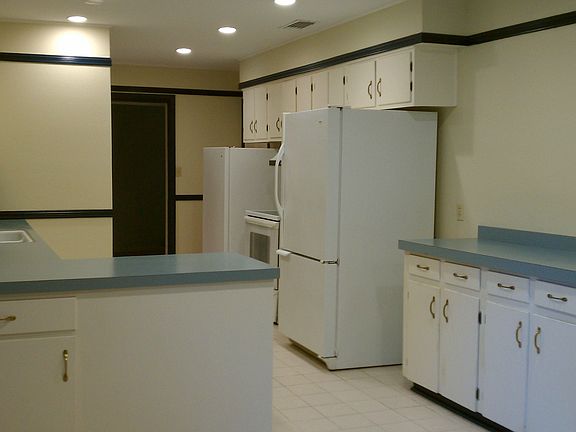 5th image of 715 Garrison Dr