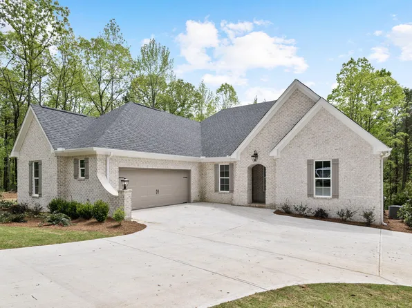 1834 Moonbrook Dr, Dadeville, AL 36853