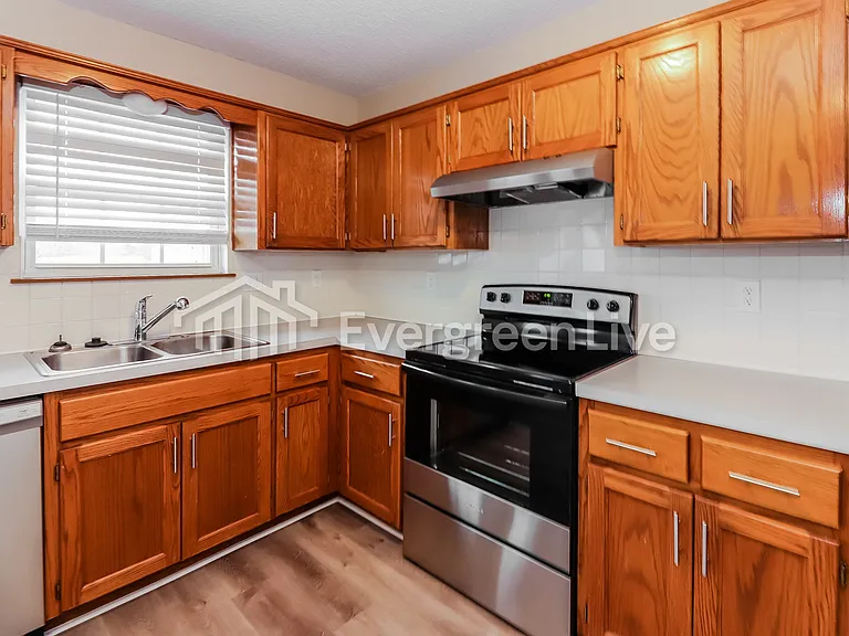 1501 Hawthorne Cir — Photo 6