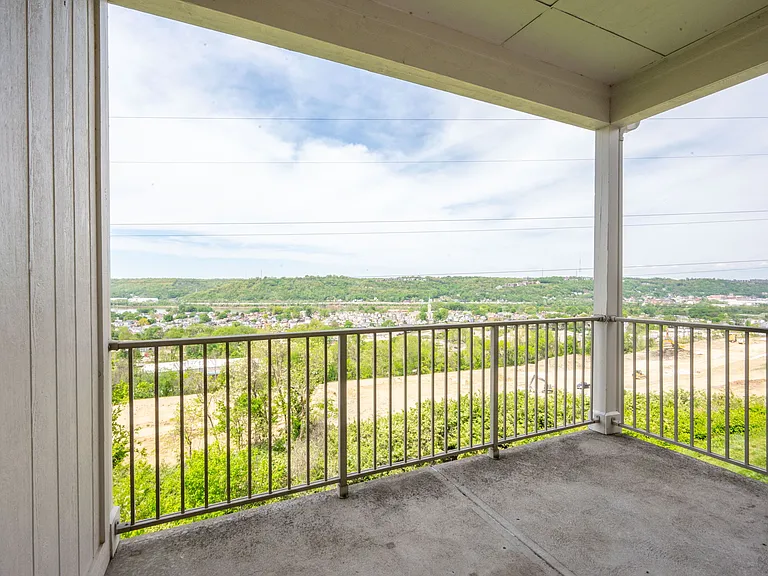 323 Skyview Ct — Photo 10
