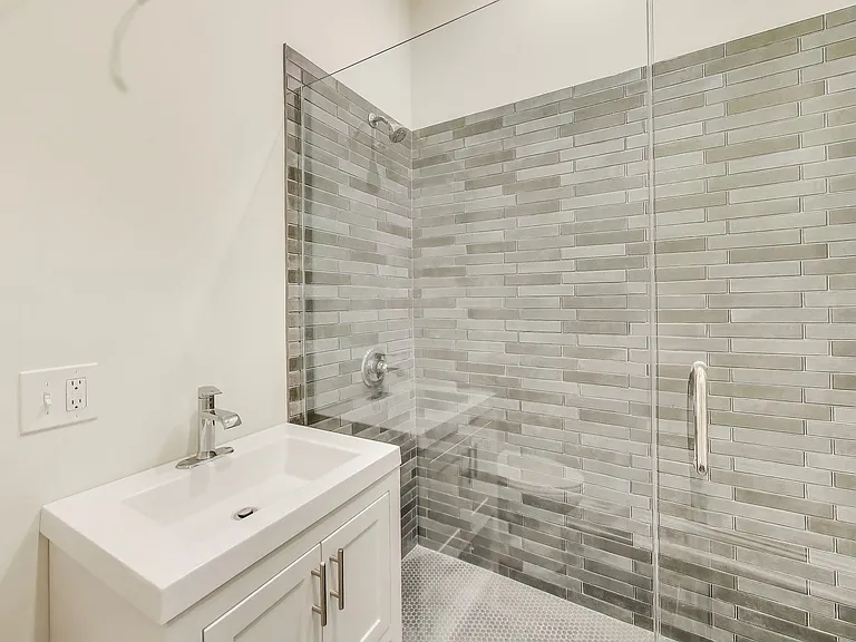 1429 W Grand Ave — Photo 14