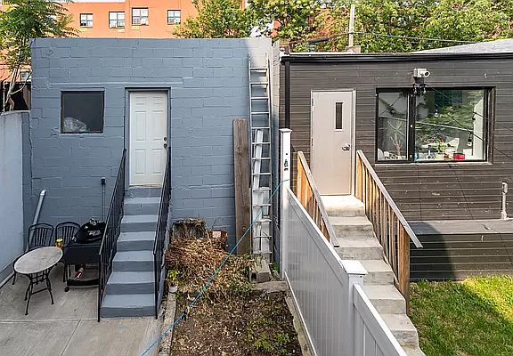 5th image of 106 Pioneer St