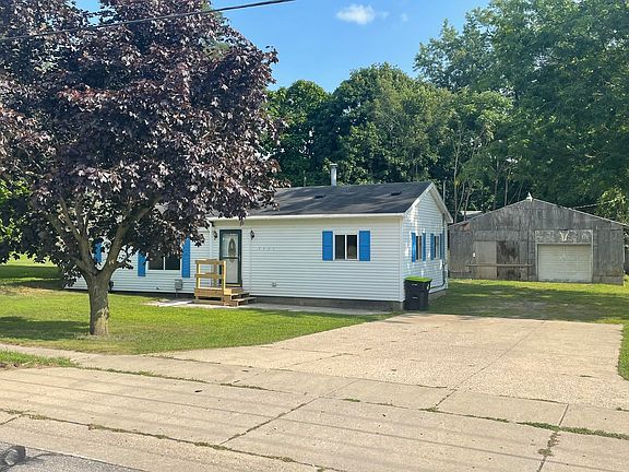 2nd image of 1109 E Van Deinse St