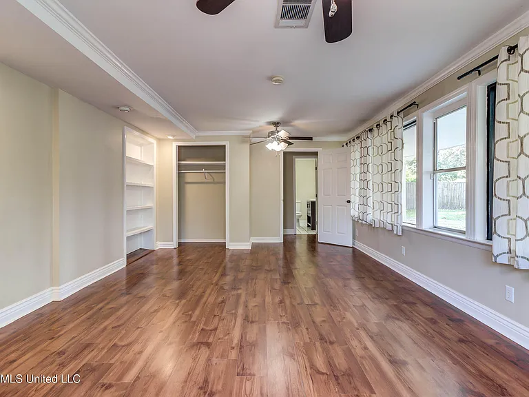 2323 Middlecoff Dr — Photo 21