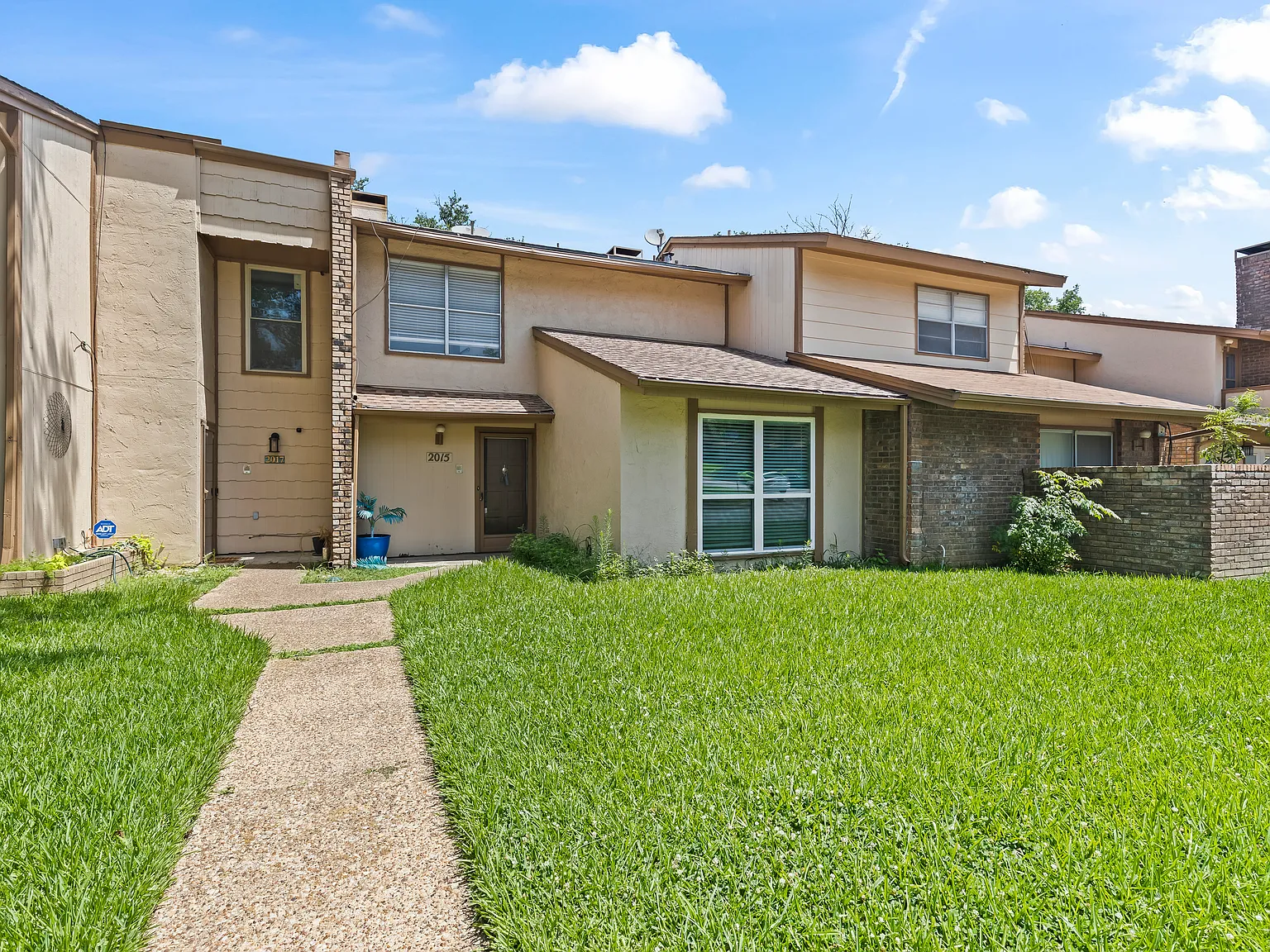 3 bed, 1350 sqft, $1,750 — Photo 1