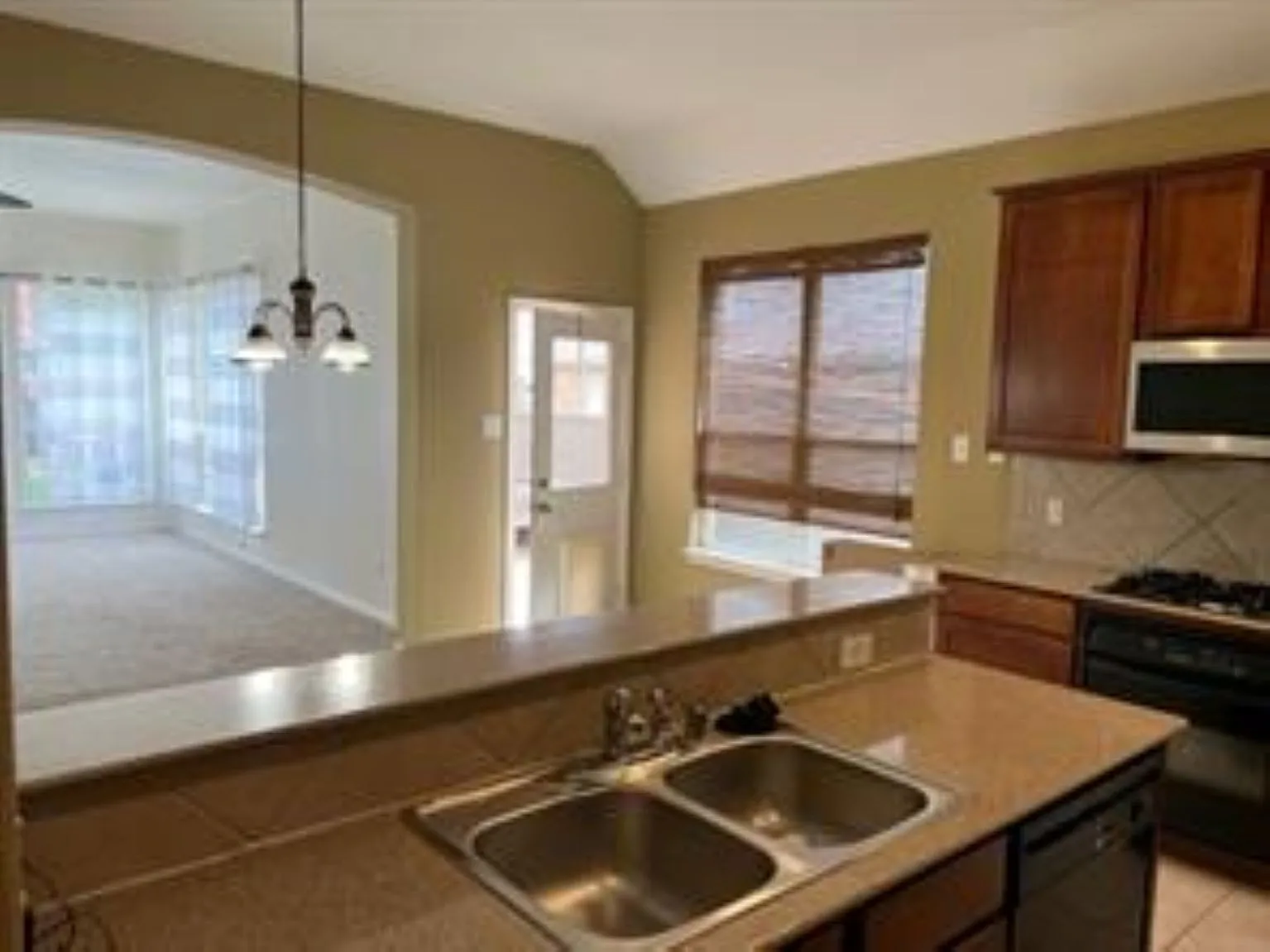 4 bed, 2124 sqft, $2,500 — Photo 4