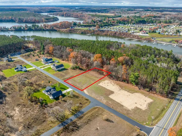 7911 Sandy Ln, Stanwood, MI 49346