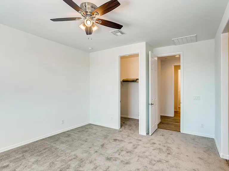 10819 W Lincoln St — Photo 13