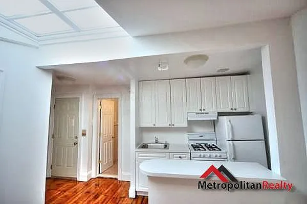 Rented by Metropolitan Realty | media 2