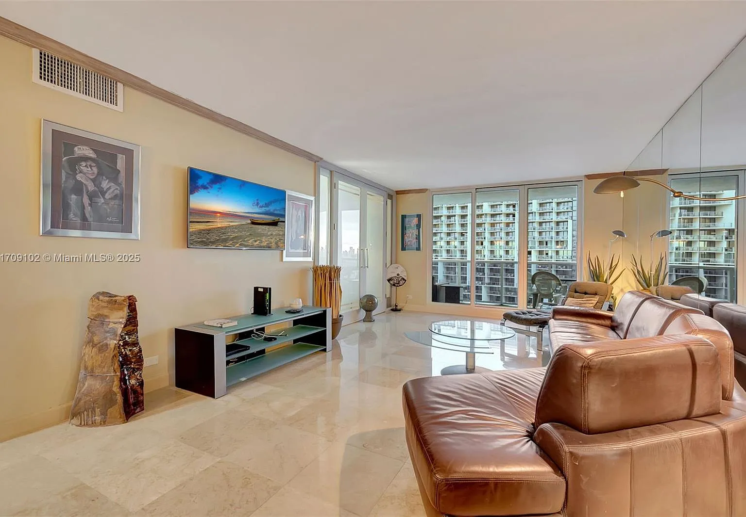 Roney Palace Condo — Photo 3
