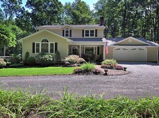 17 White Oak Ln, Woodbridge, CT 06525