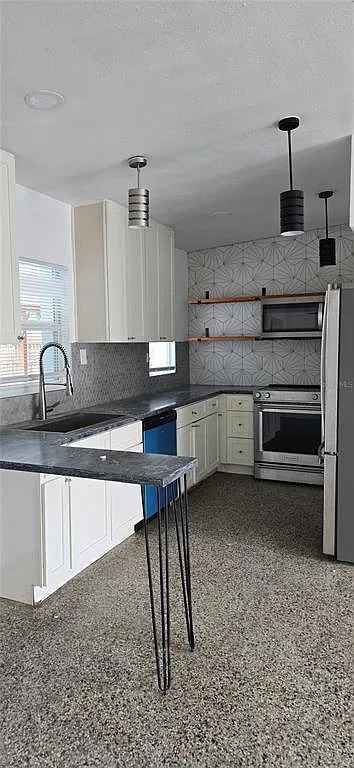 3 bed, 2.0 bath, 1712 sqft, $2,400 — Photo 2