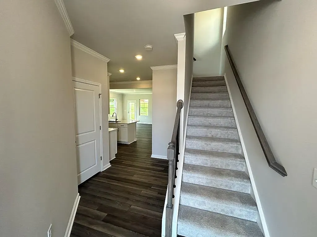 3 bed, 2.5 bath, 1924 sqft, $1,995 — Photo 2