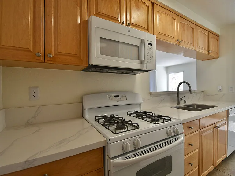 15520 Foothill Blvd — Photo 19
