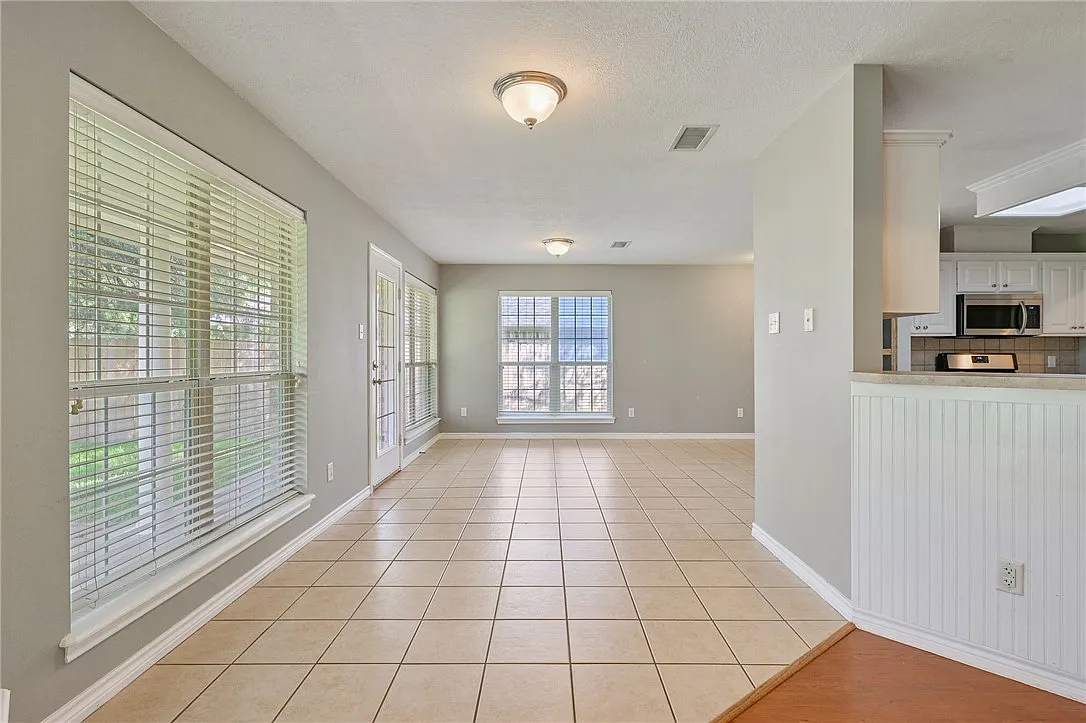 3 bed, 1812 sqft, $2,350 — Photo 4