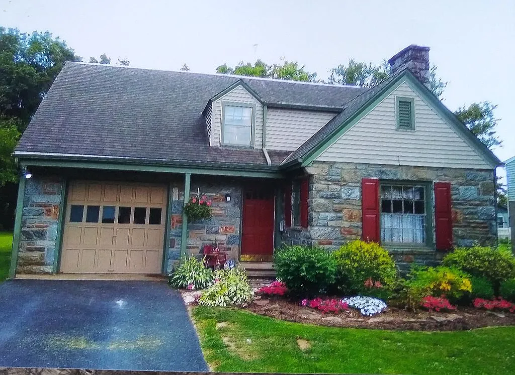 58 Rose Ave photo 1
