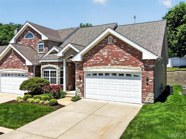 216 Woodland Place Ct, Saint Charles, MO 63303
